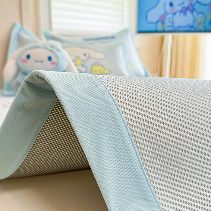 91家纺网 家纺一手货源 找家纺 蓝邻 2025春夏新款正版三丽鸥600D冰藤大版数码印花凉席-场景一 淘气大耳狗