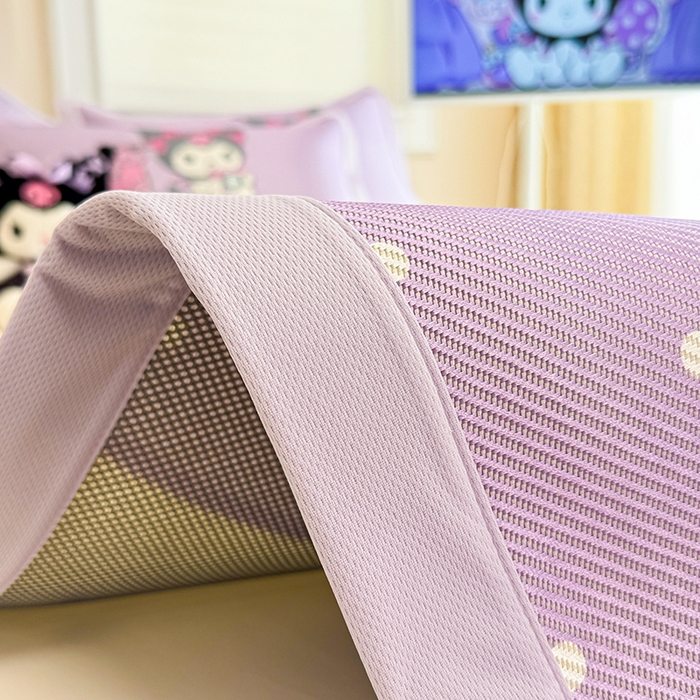 91家纺网 家纺一手货源 找家纺 蓝邻 2025春夏新款正版三丽鸥600D冰藤大版数码印花凉席-场景一 可爱库洛米