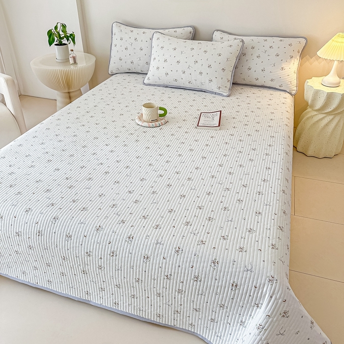 91家纺网 家纺一手货源 找家纺 橘夏家纺2025爆款棉感珍珠绸印花床盖三件套 木棉蝶花--雅韵灰