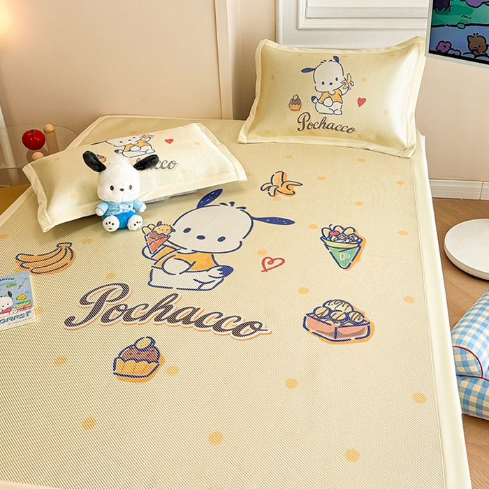 91家纺网 家纺一手货源 找家纺 蓝邻 2025春夏新款正版三丽鸥600D冰藤大版数码印花凉席-场景一 甜品帕恰狗