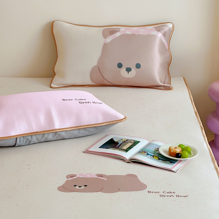 91家纺网 家纺一手货源 找家纺 如一2025A类ins大版数码卡通印花冰丝凉感席 粉粉熊-床笠-床笠