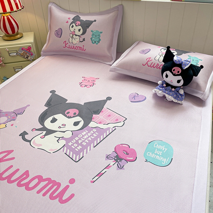 91家纺网 家纺一手货源 找家纺 蓝邻 2025春夏新款正版三丽鸥600D冰藤大版数码印花凉席-场景二 糖果库洛米