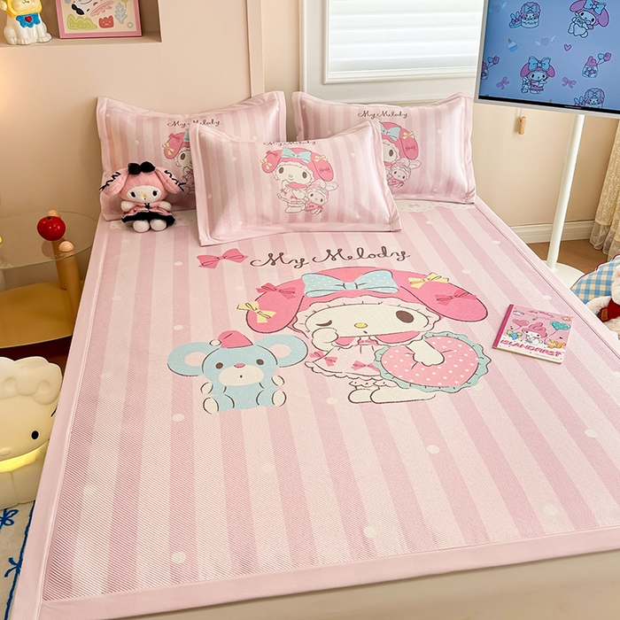 91家纺网 家纺一手货源 找家纺 蓝邻 2025春夏新款正版三丽鸥600D冰藤大版数码印花凉席-场景一 爱心美乐蒂