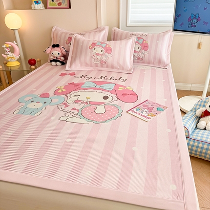 91家纺网 家纺一手货源 找家纺 蓝邻 2025春夏新款正版三丽鸥600D冰藤大版数码印花凉席-场景一 爱心美乐蒂