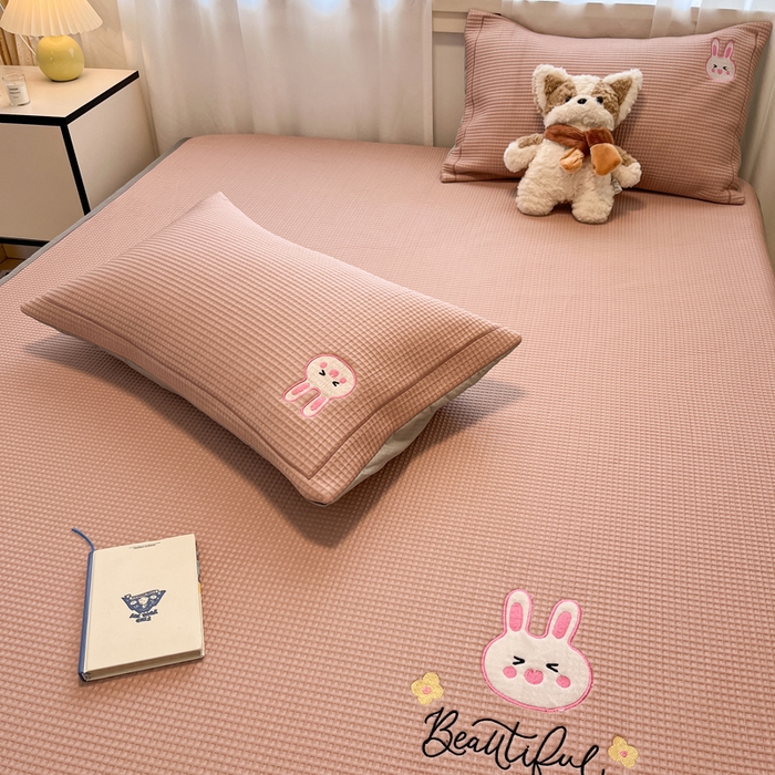 91家纺网 家纺一手货源 找家纺 雅居纺家纺 2025新款A类加厚三明治底华夫格绣花凉感席 床笠款-幸福兔