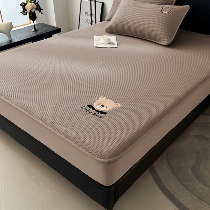 91家纺网 家纺一手货源 找家纺 （总）爱思凯2025新款【瑞宝熊】PE真豆豆-床笠款凉席  场景三