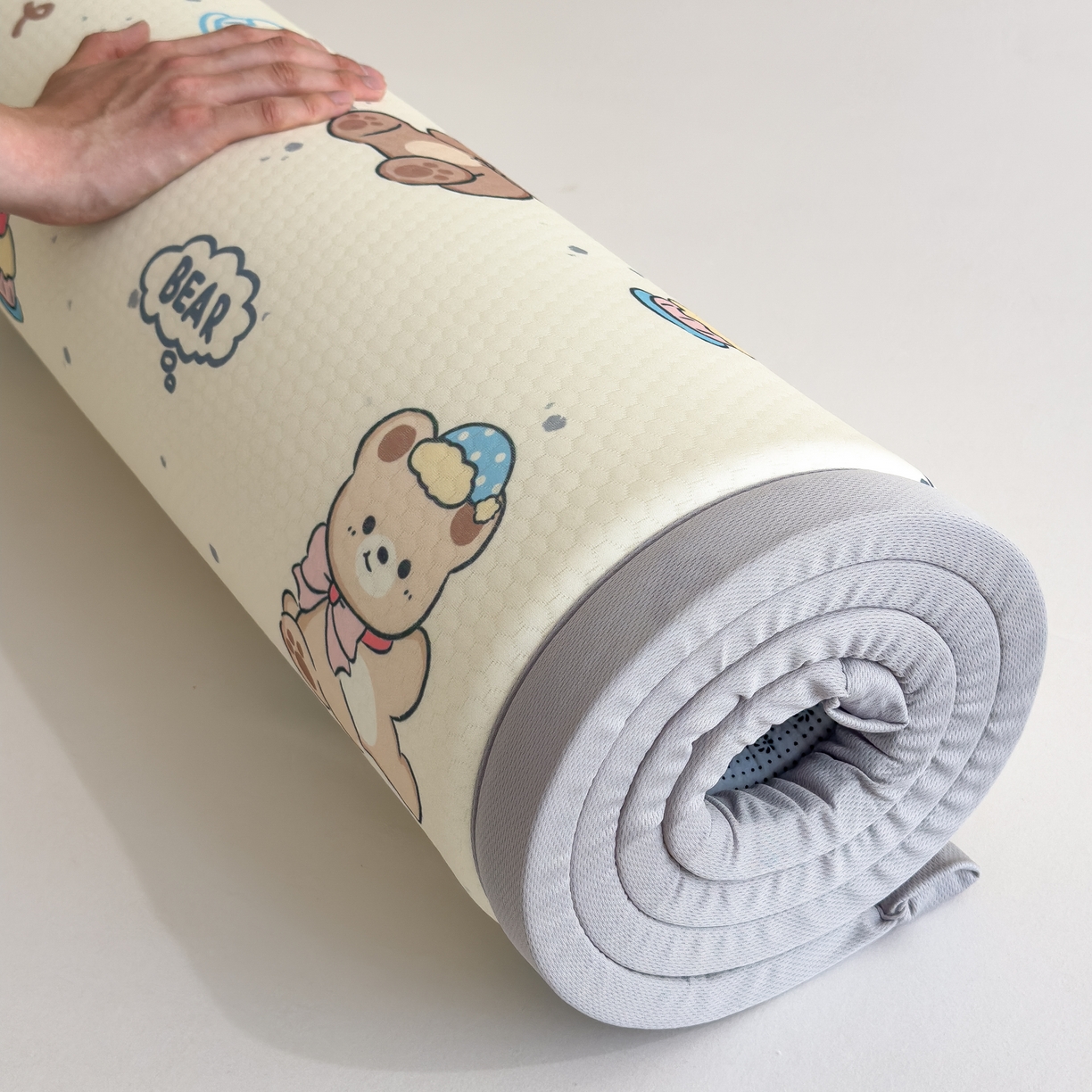 91家纺网 家纺一手货源 找家纺 席世家 2025新款印花豆豆多功能垫 汽车小熊