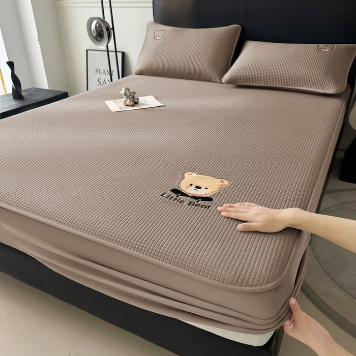 91家纺网 家纺一手货源 找家纺 （总）爱思凯2025新款【瑞宝熊】PE真豆豆-床笠款凉席  场景三