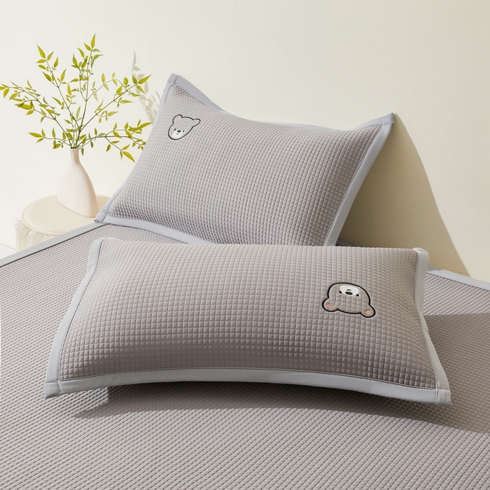 91家纺网 家纺一手货源 找家纺 （总）爱思凯2025新款【瑞宝熊】PE真豆豆床席款凉席 场景一