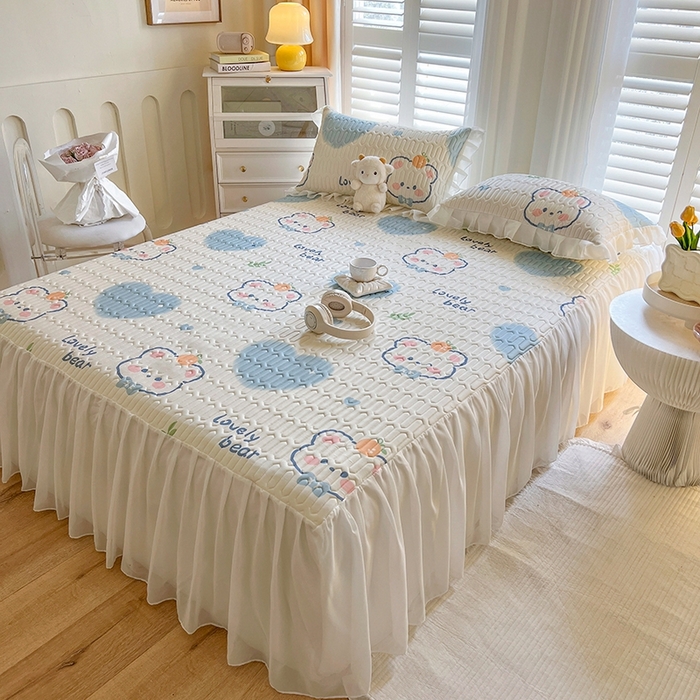 91家纺网 家纺一手货源 找家纺 慕澄2025新款小清新印花凉感丝花床裙款乳胶凉席 爱心小熊