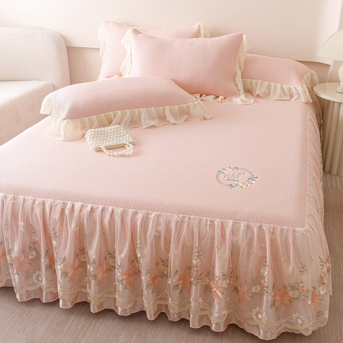 91家纺网 家纺一手货源 找家纺 好儿喜家纺2025新款海洋丝凉感豆豆床裙凉席-花蜜 浅粉 