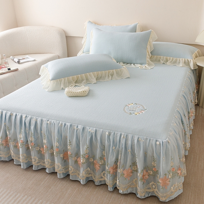 91家纺网 家纺一手货源 找家纺 好儿喜家纺2025新款海洋丝凉感豆豆床裙凉席-花蜜 浅蓝 