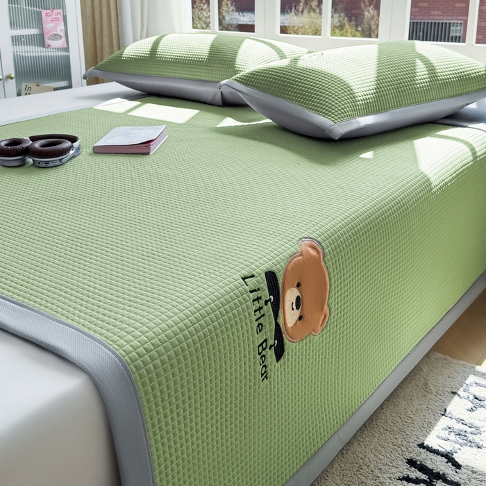 91家纺网 家纺一手货源 找家纺 （总）爱思凯2025新款【瑞宝熊】PE真豆豆床席款凉席 场景二