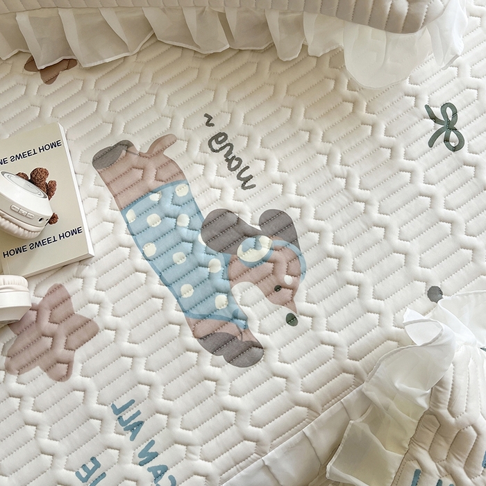 91家纺网 家纺一手货源 找家纺 慕澄2025新款小清新印花凉感丝花床裙款乳胶凉席 星星狗