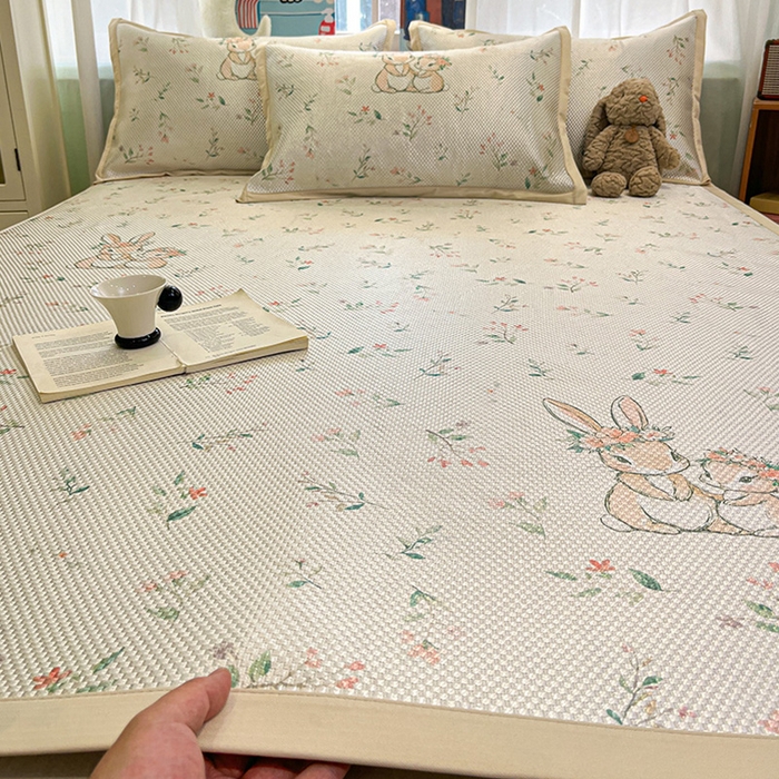 91家纺网 家纺一手货源 找家纺 布卢姆床垫2025新款A类数码印花冰藤席夏凉席--床席款 花园小兔