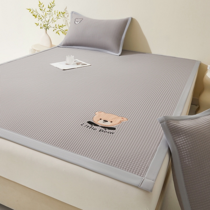 91家纺网 家纺一手货源 找家纺 （总）爱思凯2025新款【瑞宝熊】PE真豆豆床席款凉席 场景一