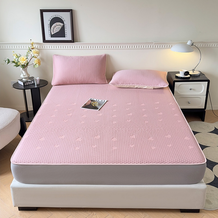 91家纺网 家纺一手货源 找家纺 布卢姆床垫2025新款A类PE乙纶冰豆豆床笠款凉席 爱心字母