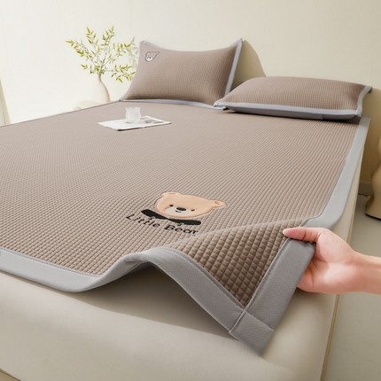 91家纺网 家纺一手货源 找家纺 （总）爱思凯2025新款【瑞宝熊】PE真豆豆床席款凉席 场景一