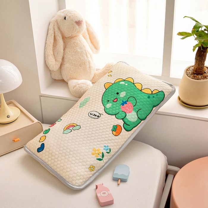 91家纺网 家纺一手货源 找家纺 富馨莱 2025新款儿童冰丝豆豆枕套 恐龙漫画