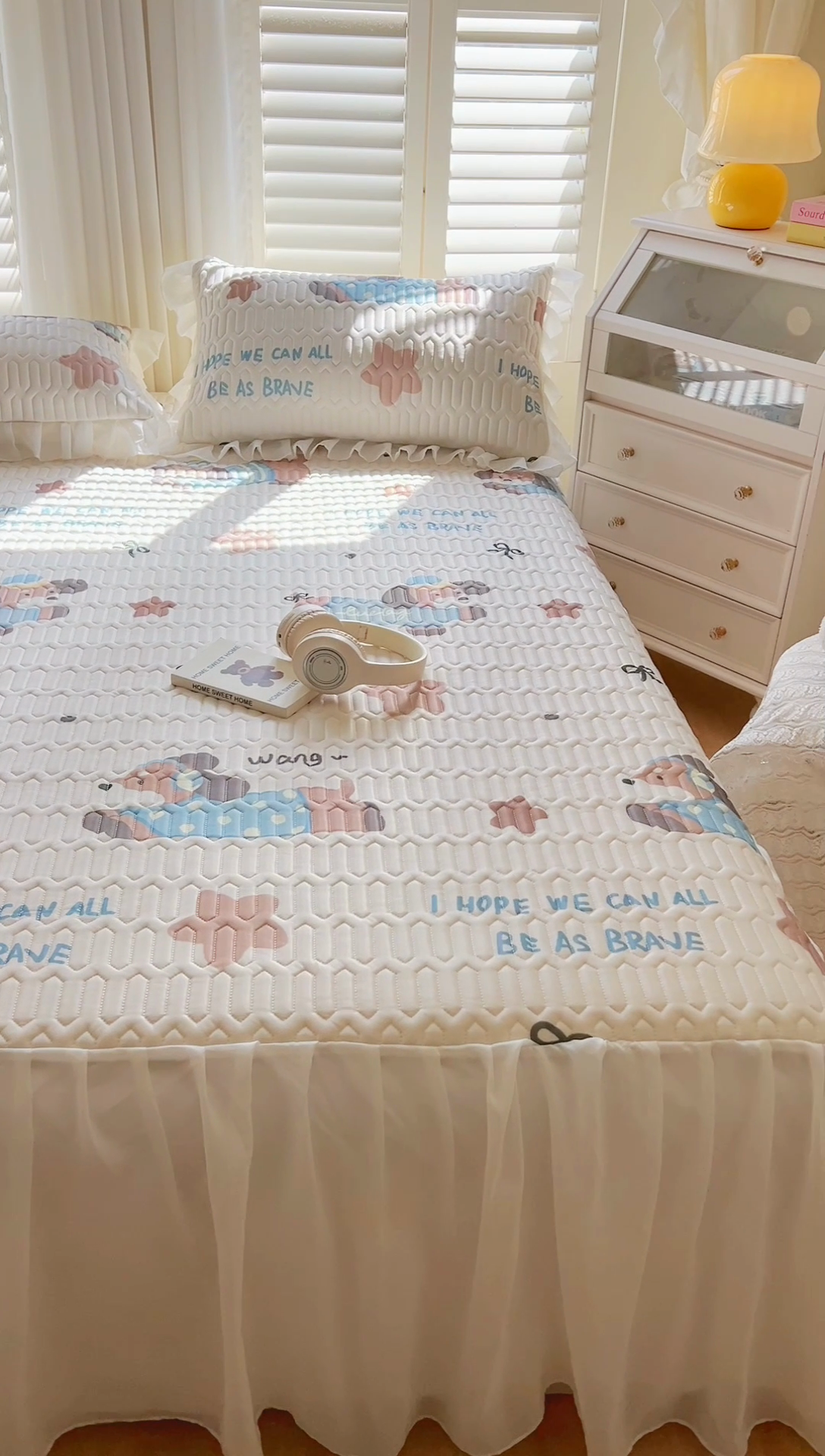 91家纺网 家纺一手货源 找家纺 慕澄2025新款小清新印花凉感丝花床裙款乳胶凉席 星星狗