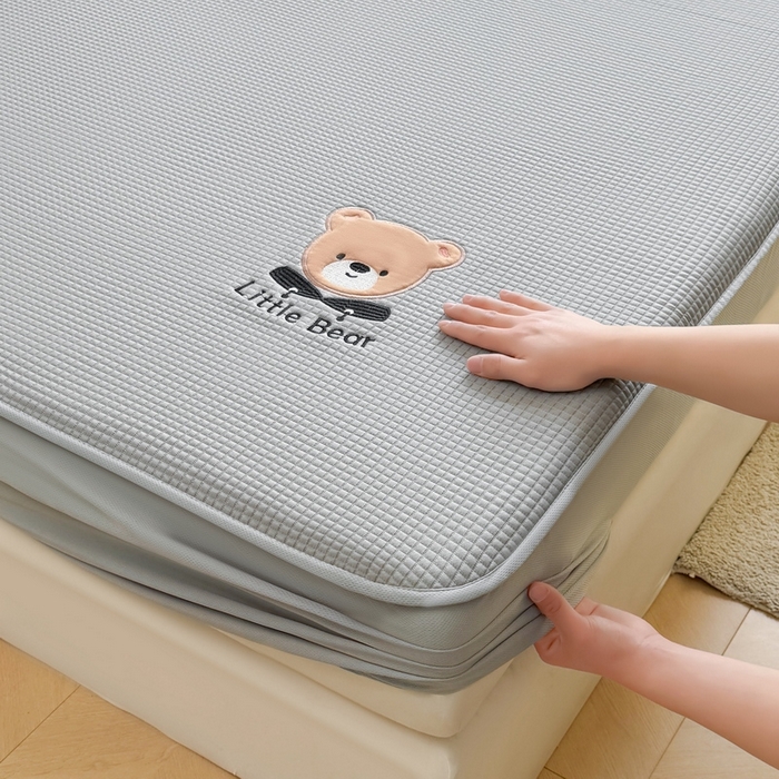 91家纺网 家纺一手货源 找家纺 （总）爱思凯2025新款【瑞宝熊】PE真豆豆-床笠款凉席  场景二