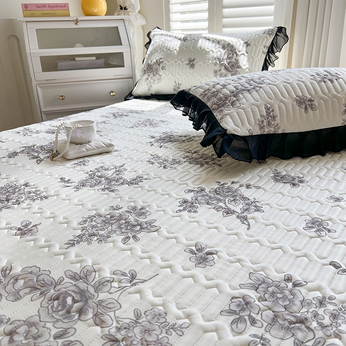 91家纺网 家纺一手货源 找家纺 慕澄2025新款小清新印花凉感丝花床裙款乳胶凉席 素描花