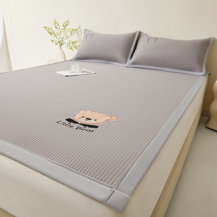 91家纺网 家纺一手货源 找家纺 （总）爱思凯2025新款【瑞宝熊】PE真豆豆床席款凉席 场景一