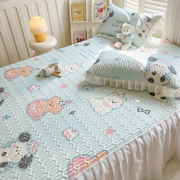 91家纺网 家纺一手货源 找家纺 慕澄2025新款小清新印花凉感丝花床裙款乳胶凉席 嘟嘟旺仔