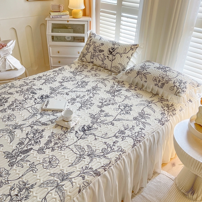 91家纺网 家纺一手货源 找家纺 慕澄2025新款小清新印花凉感丝花床裙款乳胶凉席 赫本