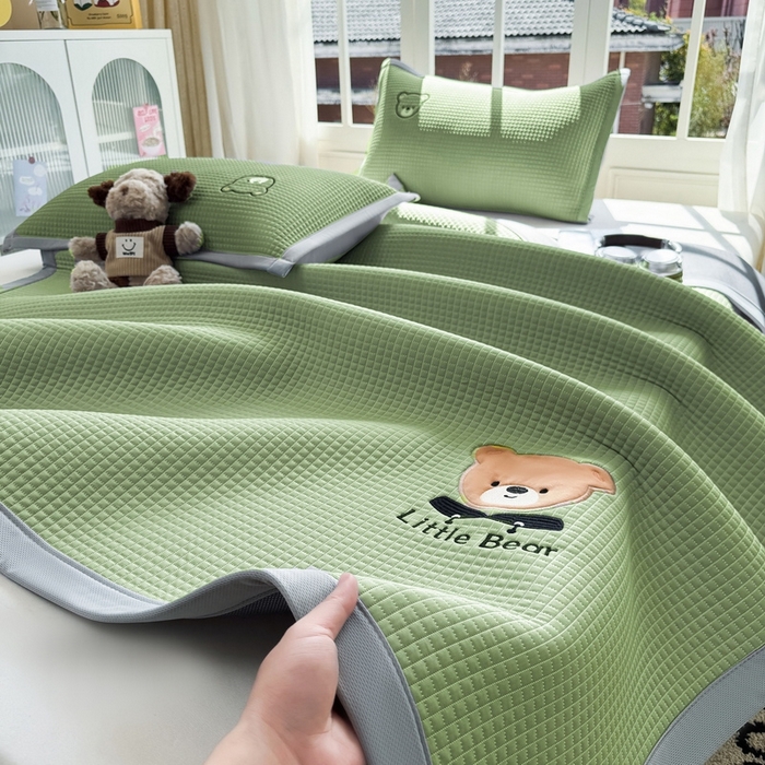 91家纺网 家纺一手货源 找家纺 （总）爱思凯2025新款【瑞宝熊】PE真豆豆床席款凉席 场景二