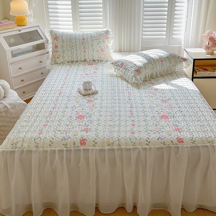 91家纺网 家纺一手货源 找家纺 慕澄2025新款小清新印花凉感丝花床裙款乳胶凉席 春季花花