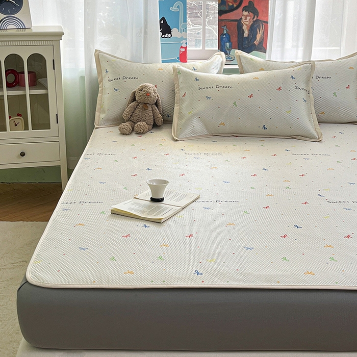 91家纺网 家纺一手货源 找家纺 布卢姆床垫2025新款A类数码印花冰藤席夏凉席--床笠款 波点蝴蝶结床笠