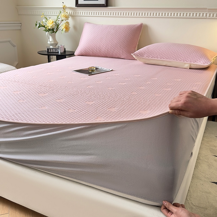 91家纺网 家纺一手货源 找家纺 布卢姆床垫2025新款A类PE乙纶冰豆豆床笠款凉席 爱心字母