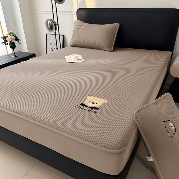 91家纺网 家纺一手货源 找家纺 （总）爱思凯2025新款【瑞宝熊】PE真豆豆-床笠款凉席  场景三