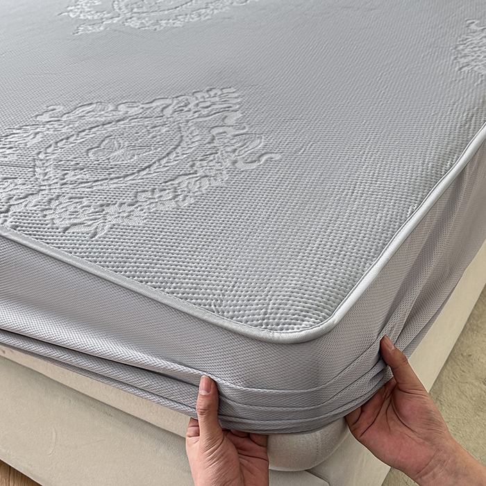 91家纺网 家纺一手货源 找家纺 布卢姆床垫2025新款A类PE乙纶冰豆豆床笠款凉席 蝴蝶花镜 灰