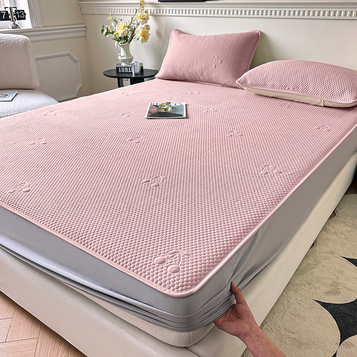 91家纺网 家纺一手货源 找家纺 布卢姆床垫2025新款A类PE乙纶冰豆豆床笠款凉席 樱桃粉