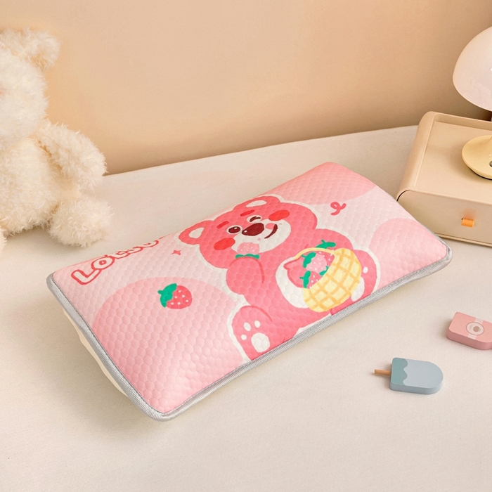 91家纺网 家纺一手货源 找家纺 富馨莱 2025新款儿童冰丝豆豆枕套 草莓小熊