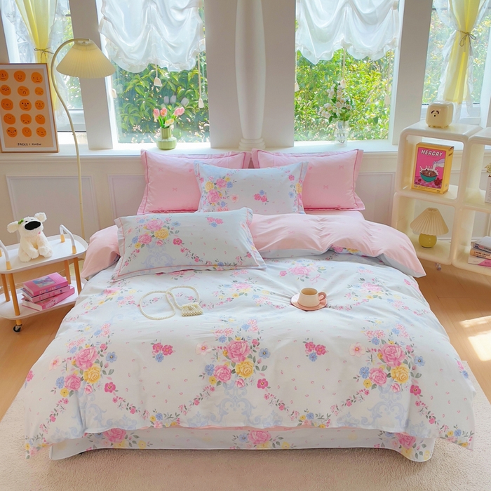 91家纺网 家纺一手货源 找家纺 铭博家纺 2025新款直播爆款100%全棉吊边一字绣工艺款13070印花全棉四件套 苏沐花谣