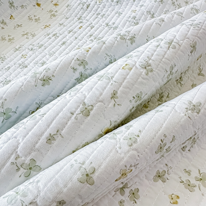 91家纺网 家纺一手货源 找家纺 橘夏家纺2025爆款棉感珍珠绸印花床盖三件套 花非花-仙踪绿