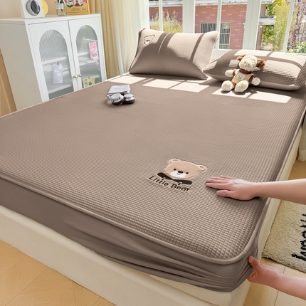 91家纺网 家纺一手货源 找家纺 （总）爱思凯2025新款【瑞宝熊】PE真豆豆-床笠款凉席  场景二