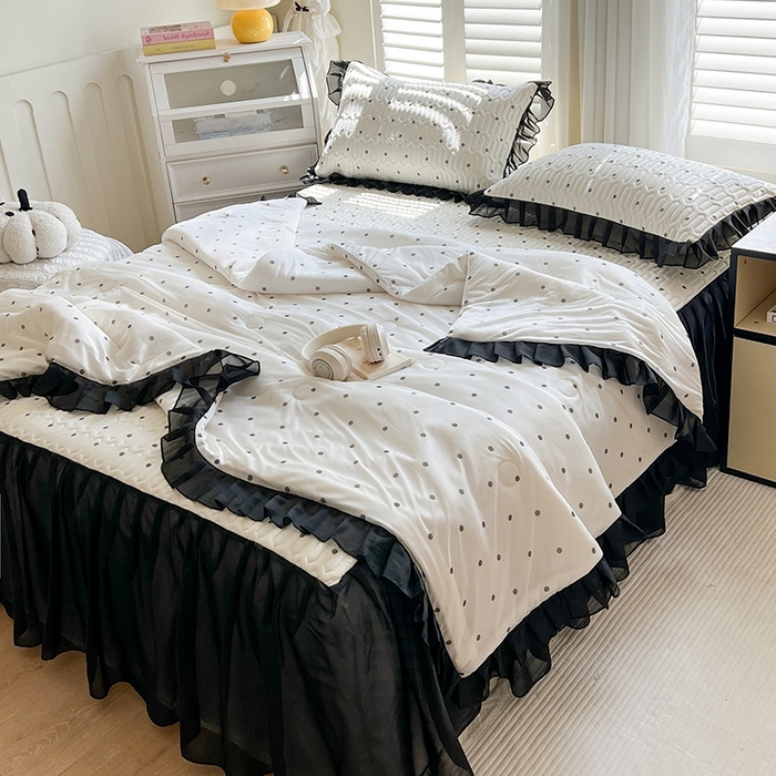 91家纺网 家纺一手货源 找家纺 慕澄2025新款小版印花床裙款乳胶凉席凉感丝夏被四件套 黑波点