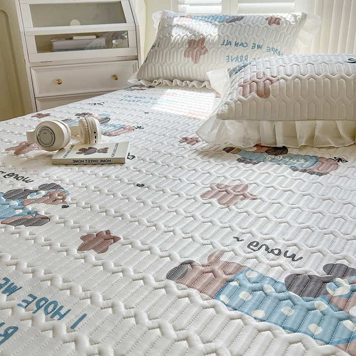 91家纺网 家纺一手货源 找家纺 慕澄2025新款小清新印花凉感丝花床裙款乳胶凉席 星星狗