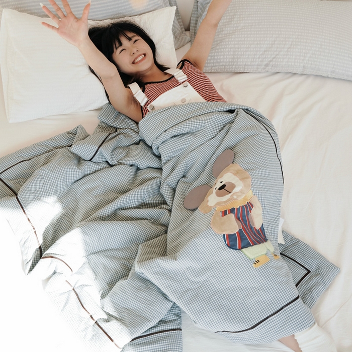 91家纺网 家纺一手货源 找家纺 喜多兔儿童家纺 2025新款色织天丝水洗棉夏被被子被芯 蓝格太阳小熊-日系风