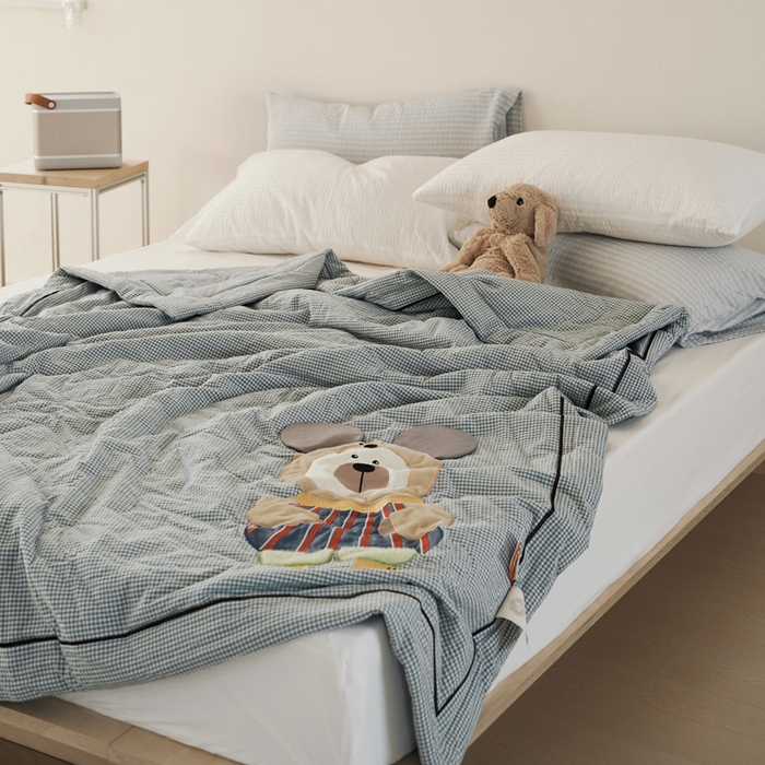 91家纺网 家纺一手货源 找家纺 喜多兔儿童家纺 2025新款色织天丝水洗棉夏被被子被芯 蓝格太阳小熊-日系风