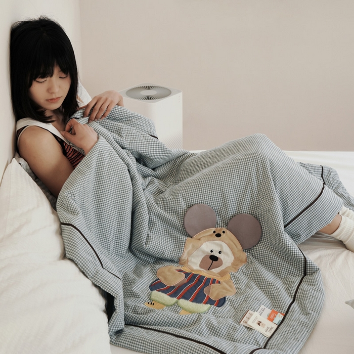 91家纺网 家纺一手货源 找家纺 喜多兔儿童家纺 2025新款色织天丝水洗棉夏被被子被芯 蓝格太阳小熊-日系风