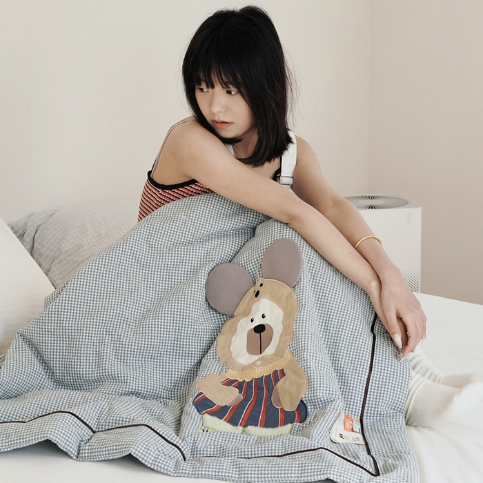 91家纺网 家纺一手货源 找家纺 喜多兔儿童家纺 2025新款色织天丝水洗棉夏被被子被芯 蓝格太阳小熊-日系风