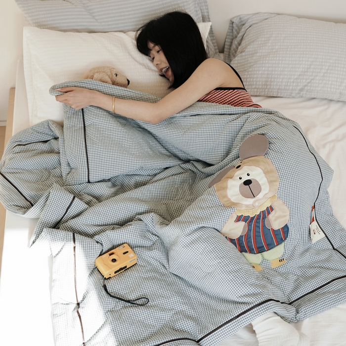 91家纺网 家纺一手货源 找家纺 喜多兔儿童家纺 2025新款色织天丝水洗棉夏被被子被芯 蓝格太阳小熊-日系风