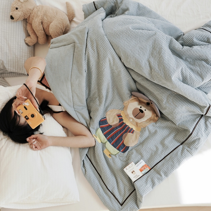 91家纺网 家纺一手货源 找家纺 喜多兔儿童家纺 2025新款色织天丝水洗棉夏被被子被芯 蓝格太阳小熊-日系风