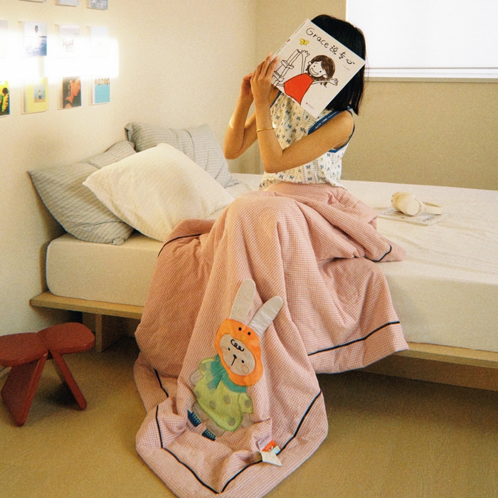 91家纺网 家纺一手货源 找家纺 喜多兔儿童家纺 2025新款色织天丝水洗棉夏被被子被芯 粉格月亮小兔-胶片风