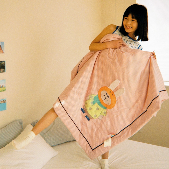 91家纺网 家纺一手货源 找家纺 喜多兔儿童家纺 2025新款色织天丝水洗棉夏被被子被芯 粉格月亮小兔-胶片风